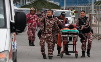 Un grupo de personas de pie en la calle
Descripción generada automáticamente con confianza media